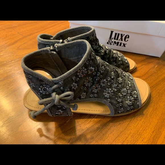 NWT sandals - Picture 6 of 6